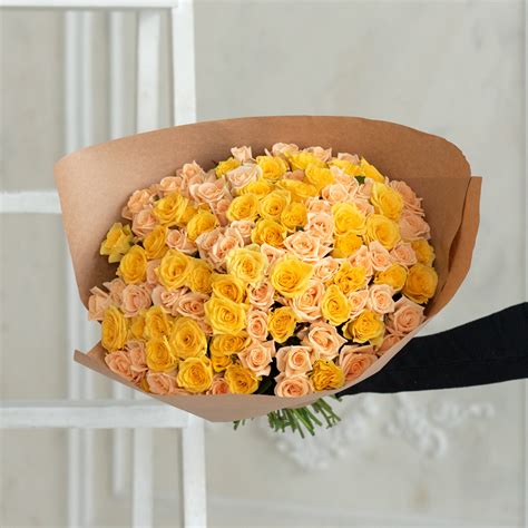 Розы жёлтые и персиковые недорого: 101 цветок по цене 22838 ₽ - купить ...