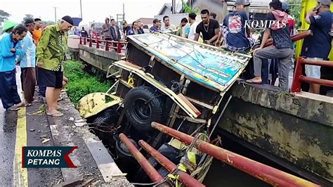 Truk Pengangkut Beras 10 Ton Dari Cirebon Menuju Jakarta Terjun Ke Sungai