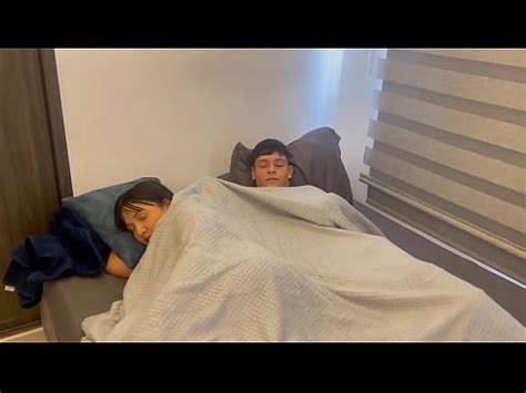 Le Pido A Mi Madrastra Milf Que Compartamos Cama Como Pretexto Para Follarmela Duro Y Echarle Mi