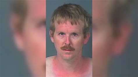 Florida Sextäter versteckt sich über Wochen in Zimmer von Mädchen und hat Sex mit ihr