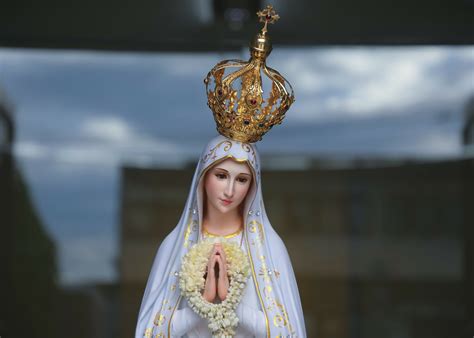 Priests explain the sacred meaning of Portuguese fatima 5