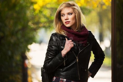 Femme Blonde De Jeune Mode Dans La Veste En Cuir En Parc D Automne Image Stock Image Du Visage