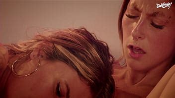 Ella le chupó el coño a la rubia caliente XVIDEOS