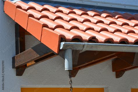 Mit Ziegeln Gedecktes Fachwerk Holz Vordach Mit Dachrinne Und Freiem