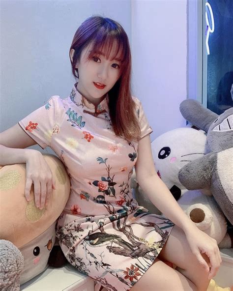 Bán bikini trên sóng livestream nữ Youtuber x đổi đời giàu sụ