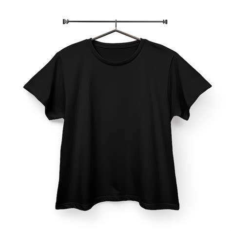 Camiseta Negra En Una Percha Sobre Un Fondo Blanco Foto Premium