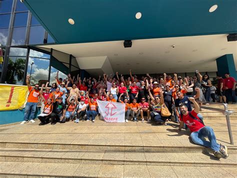 Em greve servidores da Ufac e Ifac acampam em frente à Aleac e pedem