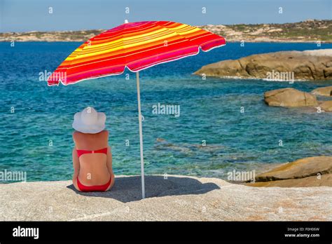 Frau im roten bikini Fotos und Bildmaterial in hoher Auflösung Alamy