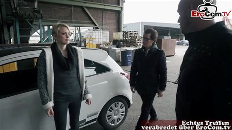 Allemande stupide blonde remorquée dans la rue pour une double baise