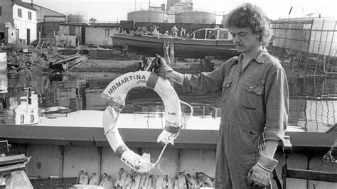 Elbe Tragisches Schiffsunglück im Hafen Hamburg wie Titanic im