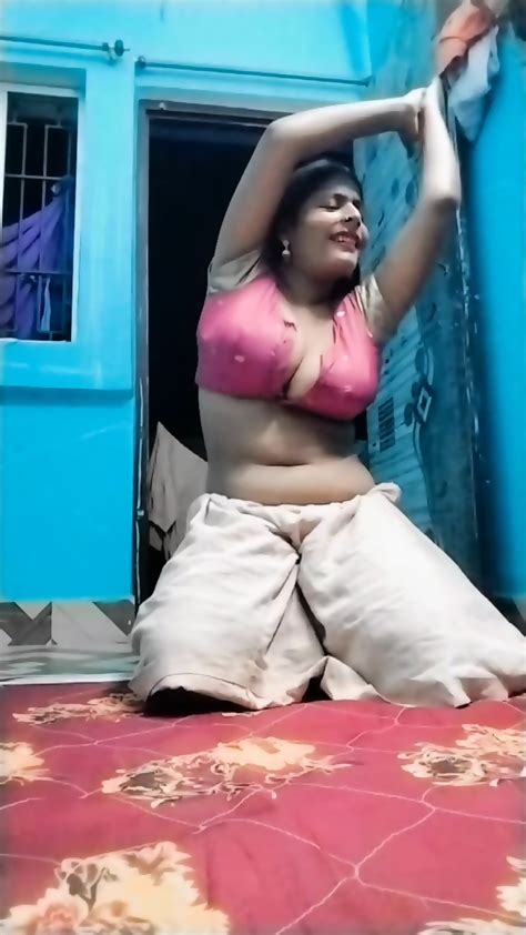 Hot IG Married Milf Supriyasin Show Very Deep Cleavage