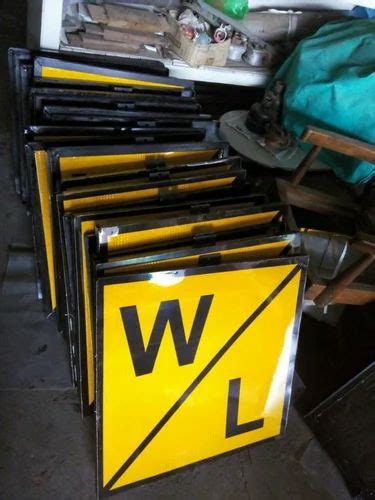 Retro Reflective Sign Boards Services Retro Reflective Direction Sign