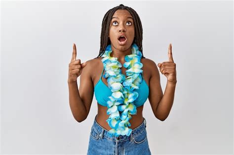 Joven Afroamericana Con Trenzas En Bikini Y Lei Hawaiano Asombrada Y Sorprendida Mirando Hacia