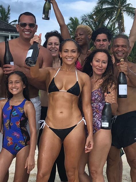 Jennifer Lopez Celebr Sus A Os En Bikini Y Sin Maquillaje Infobae
