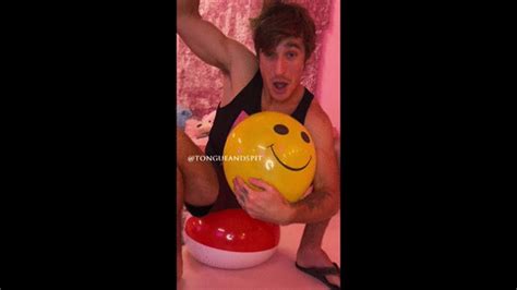Logan sitzt auf einem Strandball und bläst Ballons Teil Video WMV Hot Guys Blowing Up