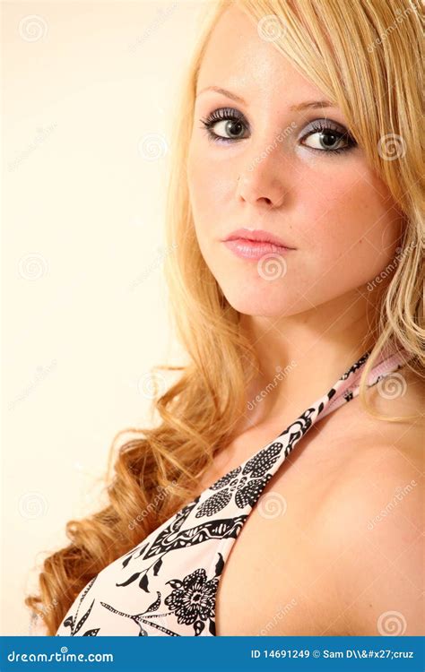 Het Mooie Meisje Van De Blonde Stock Afbeelding Image Of Onschuldig Achtergrond