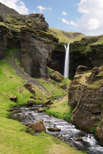 Cascada De Kvernufoss Islandia Hermosa Cascada De Agua En La Garganta