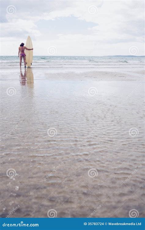 Mujer Tranquila En Bikini Con La Tabla Hawaiana En La Playa Foto De Archivo Imagen De Tenencia
