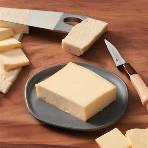 Amish Grass Fed Horseradish Cheese