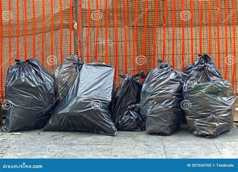 Черные мешки для мусора стоковое фото. изображение насчитывающей дом ...