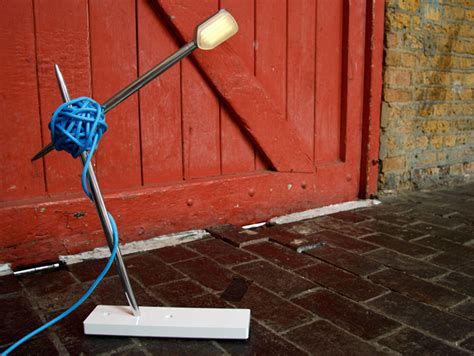 Клубок и спицы: настольная лампа для любителей вязания