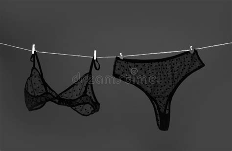 Calcinhas De Rendas E Sutiã a Lingerie Sexy Isolada No Fundo Vermelho Calcinhas De Biquíni