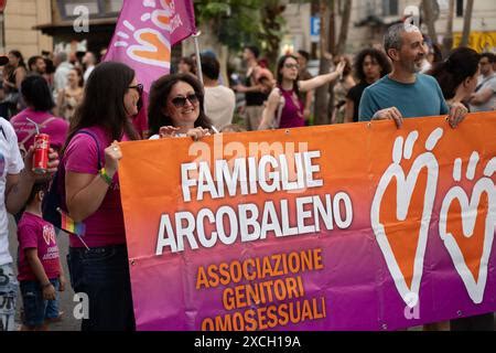 CATANIA ITALIEN 15 JUNI 2024 Demonstranten Nehmen An Der Gay Pride Parade In Catania Teil