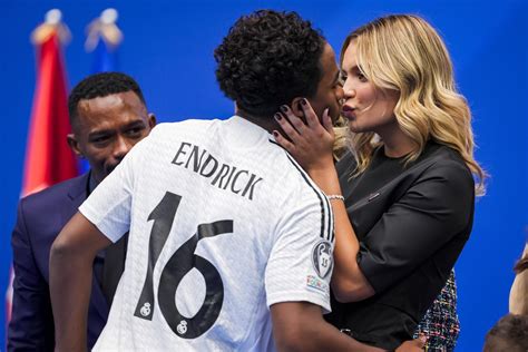 Endrick anuncia casamento: quem é Gabriely Miranda, esposa do atacante