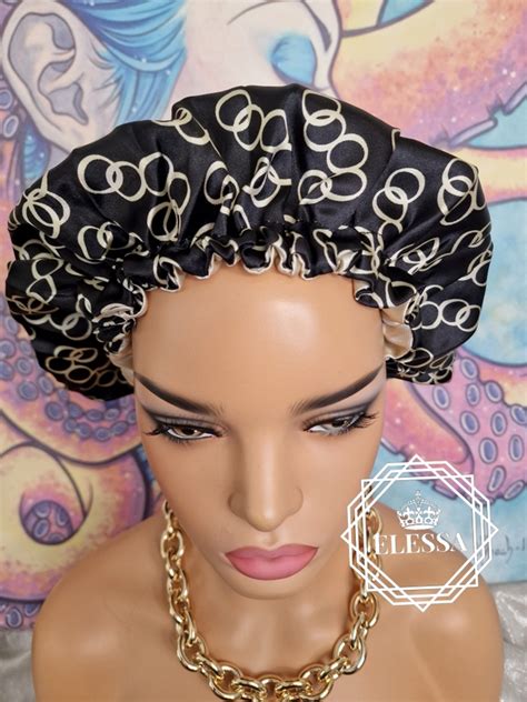 Дизайнерска Сатенена Шапка Боне със Стопер за Регулиране на Размера ...