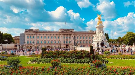 What is buckingham palace worth? - Monuments & sights