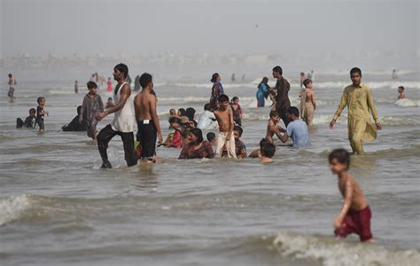 Blistering Pakistan Heat Wave Leaves Nearly 2000 Dead Over Last Two