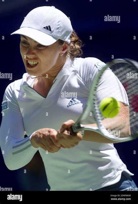 Martina Hingis De Suiza Juega Un Regreso De La Mano Durante Su Tercer