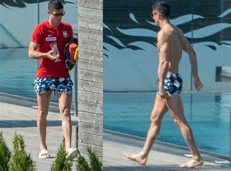 Robert Lewandowski Wypoczywa Po Euro I Gra W Pi K Z Kibicami Na