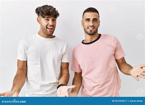 Joven Pareja Gay Parado En Un Entorno Aislado Sonriendo Alegre Con Los Brazos Abiertos Como