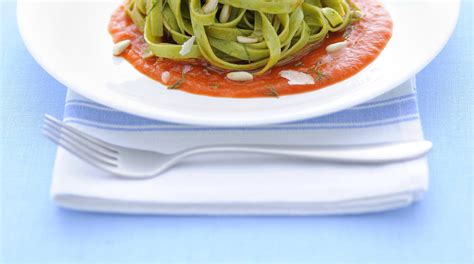 Fettuccine Verdi Con Salsa Di Peperoni E Pollo Sale Pepe