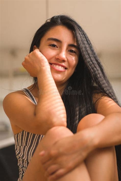 Hembra Latina Sonriendo Identidad Femenina Joven De Confianza Con Una Sonrisa En Su Cara Foto