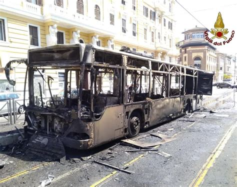 Roma Autobus Atac Distrutto Dalle Fiamme In Viale Regina Margherita