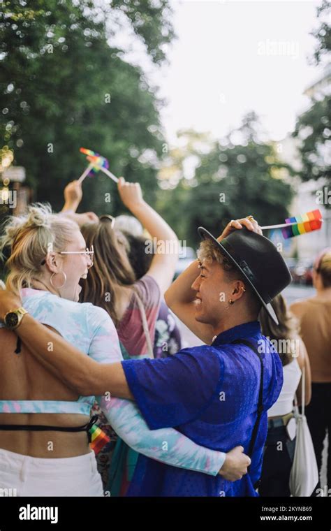 Homme gay jeune Banque de photographies et dimages à haute résolution Alamy