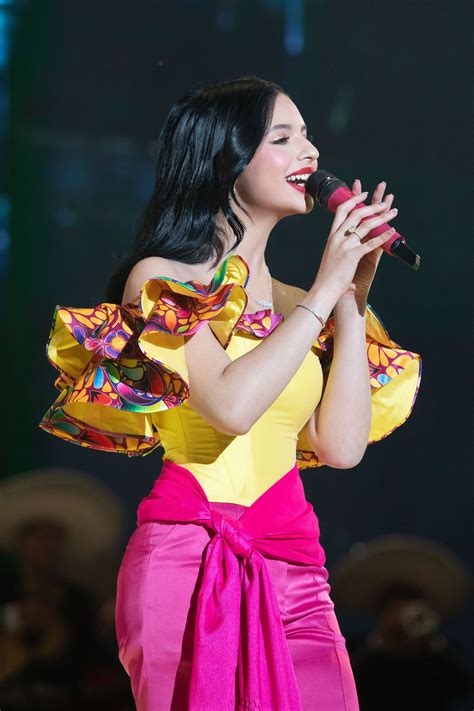 Ángela Aguilar Luce Espectacular Con Un Vestido Rojo Fuego De Marca