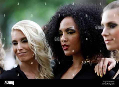 Portrait De Belle Fille Blonde Et Chemisier Noir Stock Photo Alamy