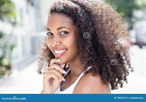 Mujer Latina Joven Con El Pelo Rizado En Ciudad Imagen De Archivo Imagen De Africano Hermoso