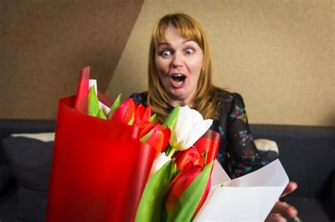 Premium Photo Surprised Woman Blonde Woman Feeling Excited To Receive