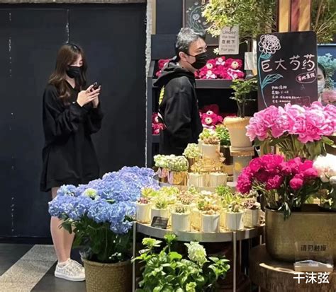 王思聪又换女友？路边摊买花送人，与小15岁女友交往2月疑分手 娱乐资讯存满娱乐网