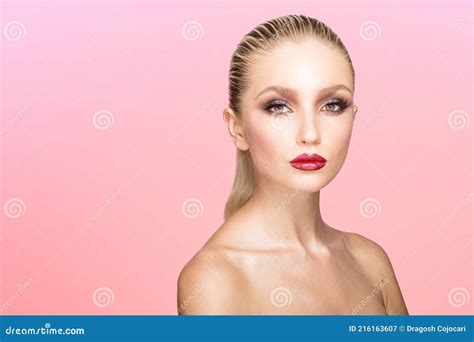 Gros Plan Blonde Moiti Nue Femme S Parfaite Peau Maquillage Yeux Isol S Sur Fond Rose Pastel