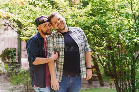 Portrait D un Joli Couple Gay Dans Le Parc Photo stock Image du heureux associés 165601306