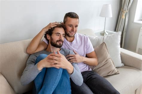 Dos jóvenes lgbtq pareja gay saliendo enamorados abrazándose disfrutando de un momento íntimo