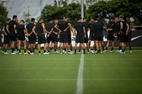 Corinthians estreia novo uniforme de treino após pausa de Ano Novo