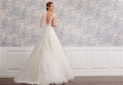 Brautkleid in Nude im Prinzessschnitt mit Tüllrock bestickter Spitze Strassgürtel und