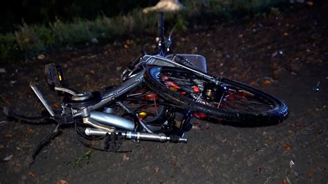 Schlimmer Unfall In Nrw Transporter Kracht Gegen Radfahrer Lebensgefahr