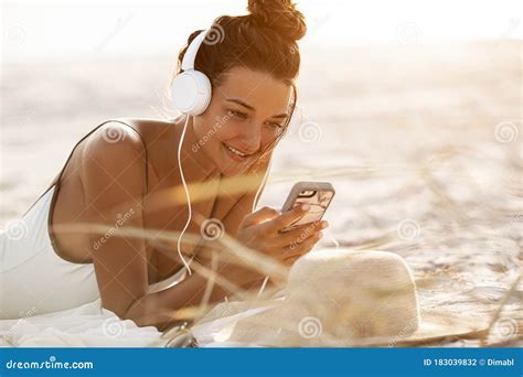 Femme En Bikini Avec Un Smartphone Et Des Couteurs Sur La Plage Photo Stock Image Du Fille